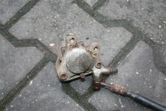 Zacisk hamulcowy przedni Suzuki Katana